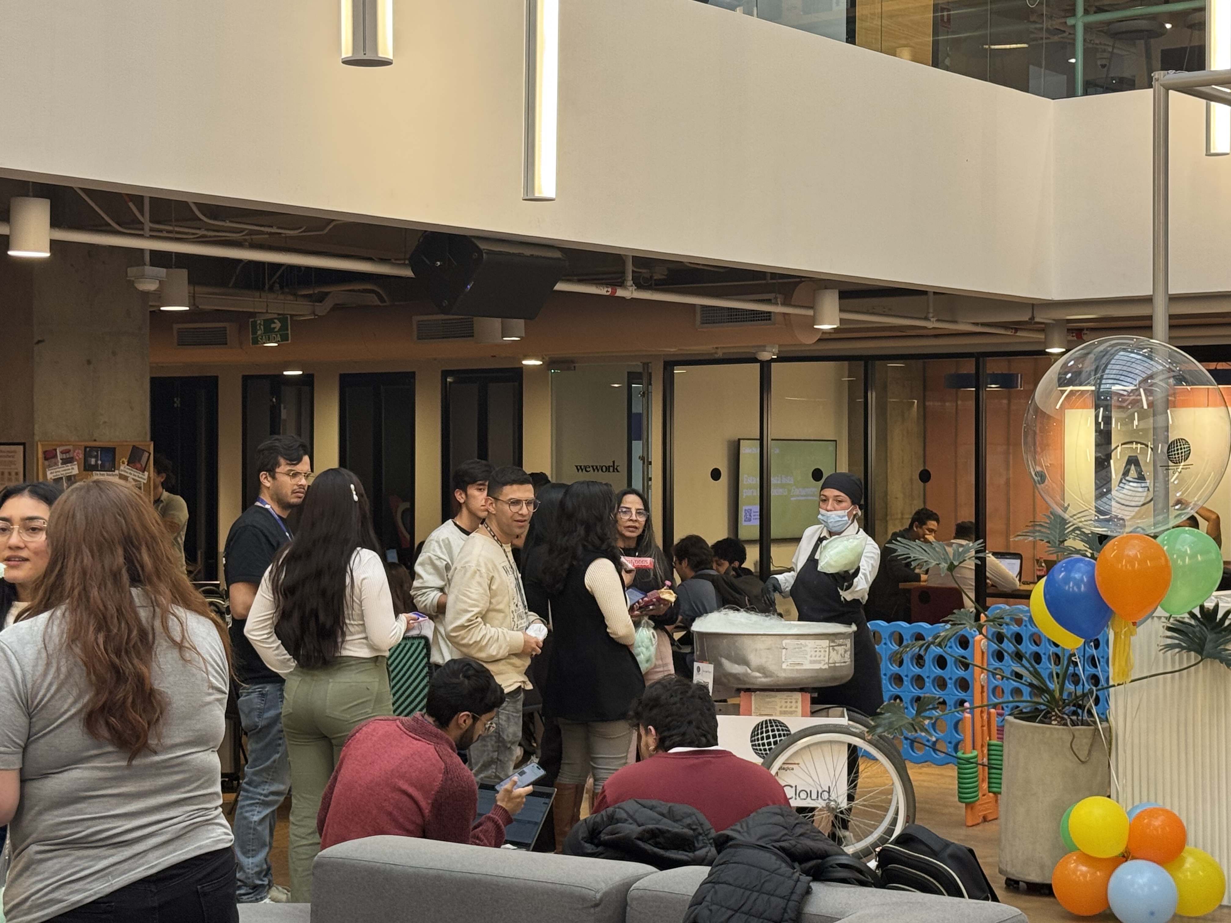 Mesa con branding de Alianza CIM y Google Cloud