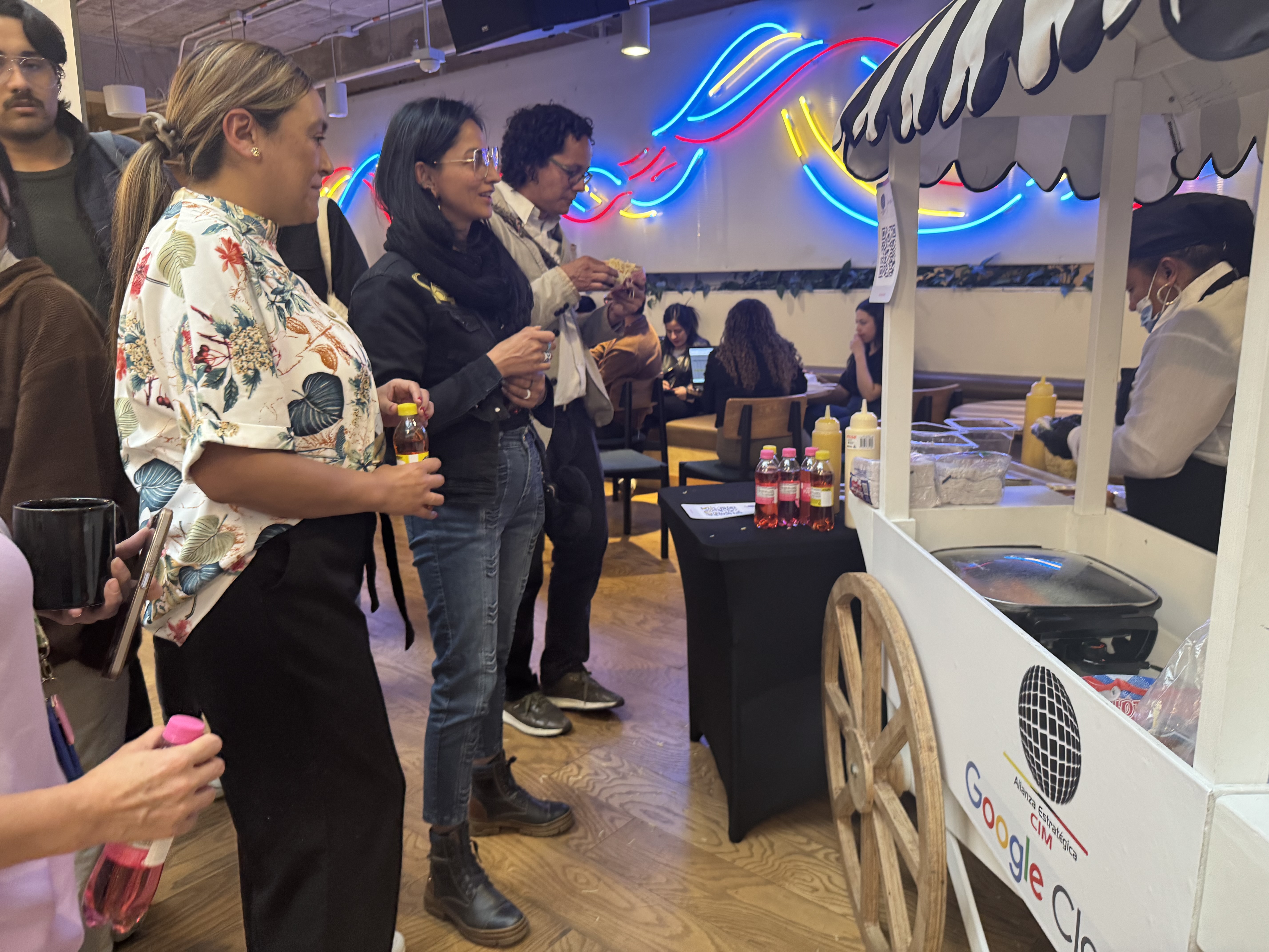 Público aplaudiendo al final de una charla