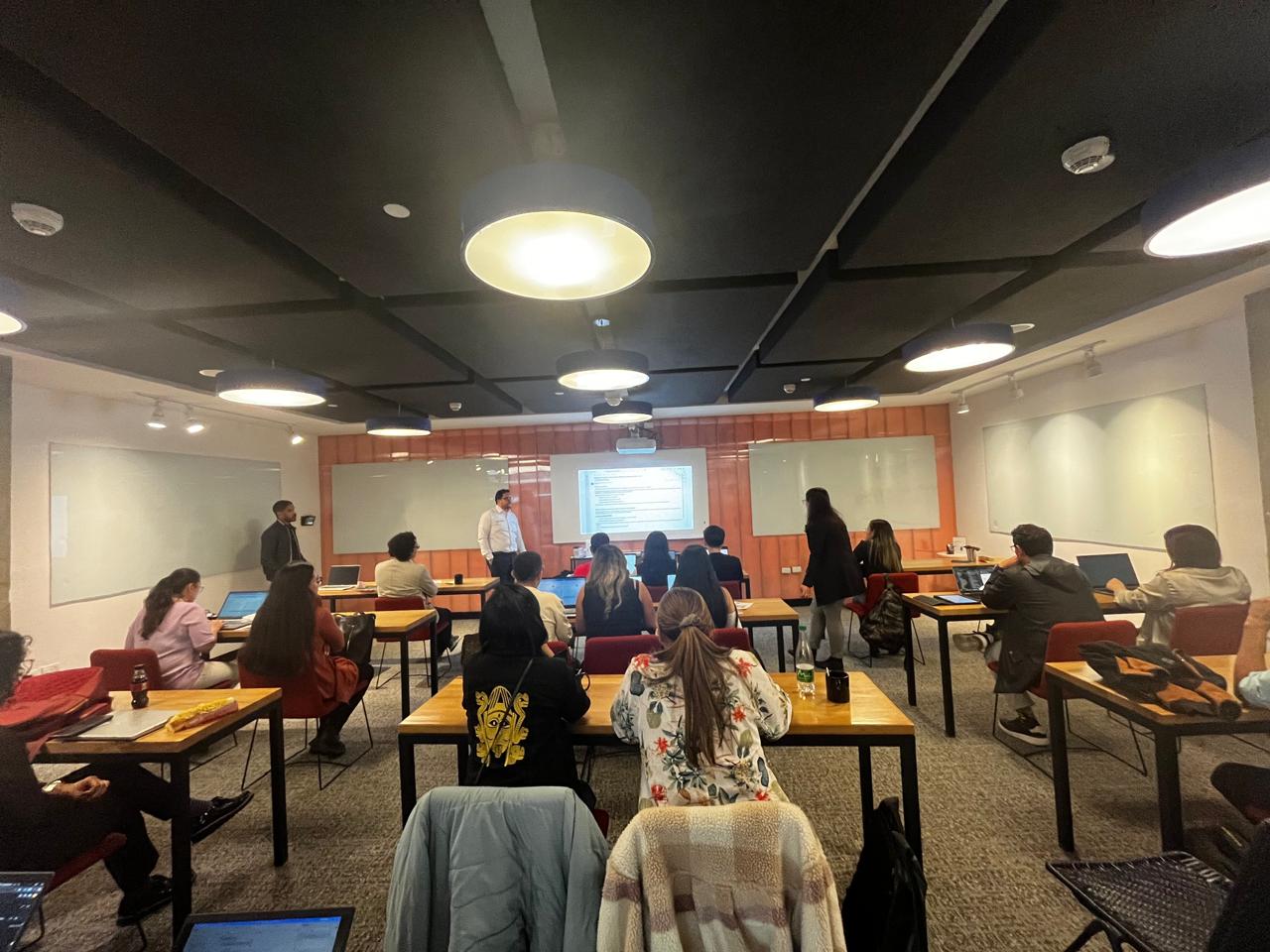 Vista del público y el escenario del evento